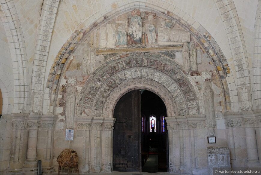 Портал 12-го века над входом в церковь с изображением святых и животных. Когда-то они были раскрашены: еще видны остатки краски на одежде центральных фигур портала.