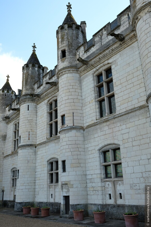 Часть дворца, построенная в XIV веке(фото вверху), носит ярко выраженные черты замковой архитектуры.Тогда как часть, пристроенная в XVI веке (нижний снимок), гораздо больше напоминает ренессансный дворец с замысловатой отделкой окон и стен.

