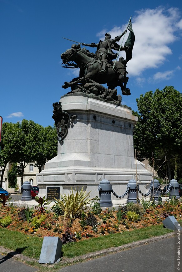 Памятник Жанне д’Арк в Шиноне работы скульптора Жюля Рулло.