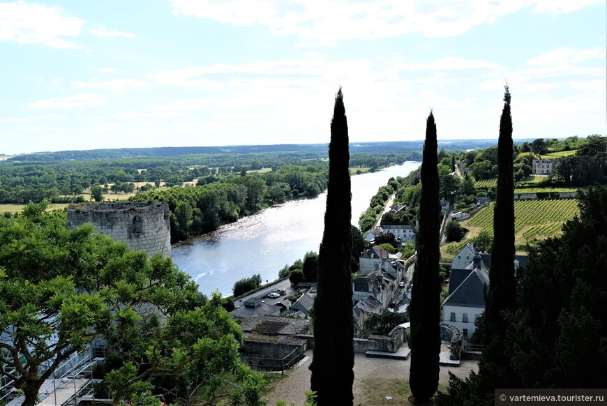 С высокой скалы, на которой расположился замок, открываются прекрасные виды на реку Вьенна и городок, лежащий у подножия замка.