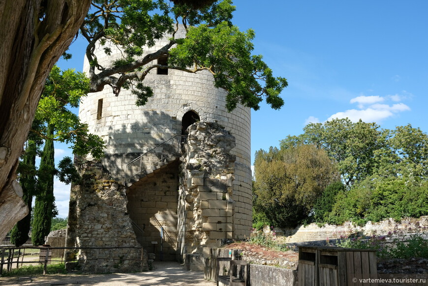 Башня Кудрэ, где находились в заточении тамплиеры и проживала Жанна д’Арк, дожидаясь встречи с королем.