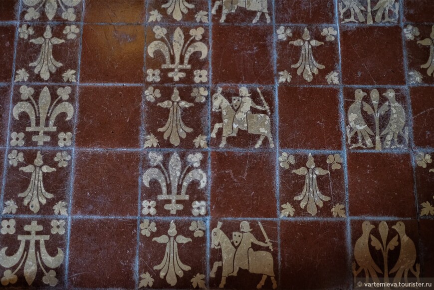 Напольная плитка, изготовленная по сохранившимся средневековым образцам.