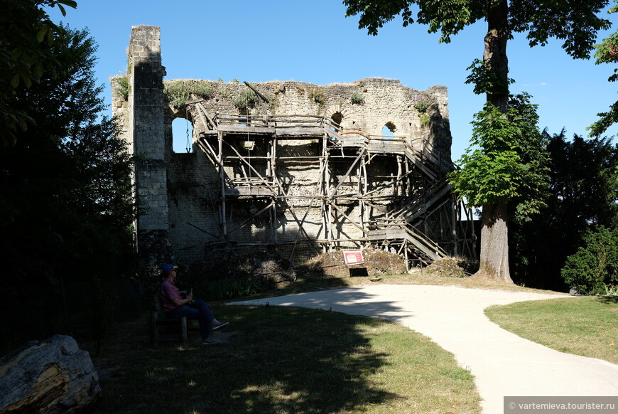 Развалины донжона Фулька Нерра, старейшего из сохранившихся во Франции. 