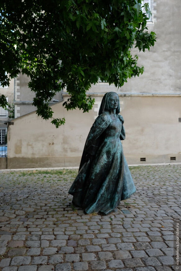 Эта скульптура, изображающая Анну Бретонскую, установлена около входа в замок в Нанте, столице герцегства Бретонского, которым Анна управляла. 