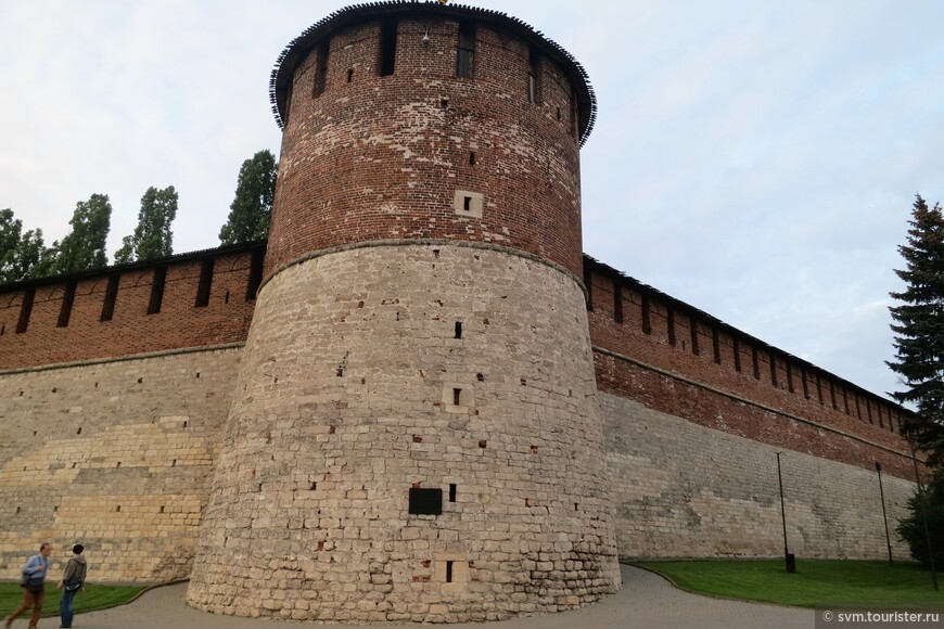 В 18-м--19-м веке Коромыслова башня использовалась под архив,после как складское помещение.Более,чем на половину башня,включая внутренние помещения,выложены из белого камня.