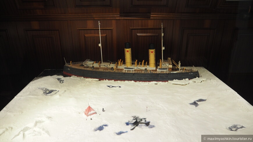 Макет - ледокол Красин спасает экипаж экспедиции Умберто Нобиле