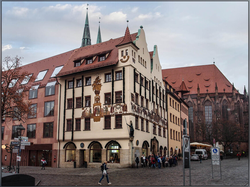 Это здание было резиденцией самоуправления нюрнбергских купцов с 1560 года. Почти полностью было  разрушено во время Второй мировой войны и восстановлено в своем нынешнем виде в 1950-х годах. Сейчас там располагается Нюрнбергская торговая палата Средней Франконии.