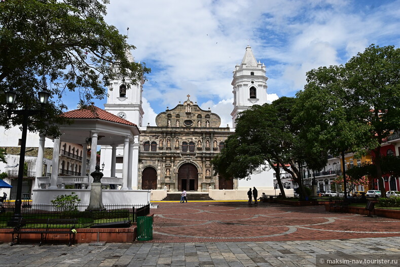 Площадь Независимости в исторической части города Casco Viejo.