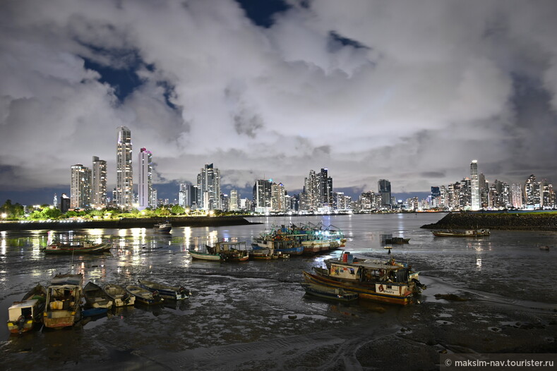 Старый рыбацкий порт Панамы на фоне современного района.