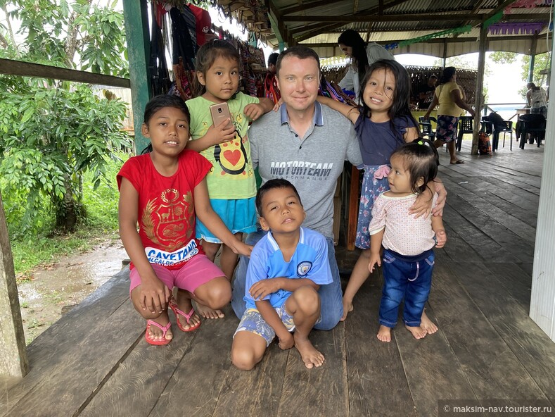 Дети в маленькой Перуанской деревне Пуэрто-Алегрия на Амазонке.