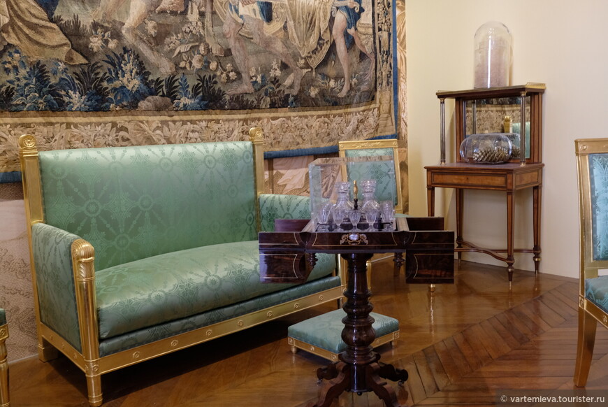 Комната, обставленная мебелью в стиле ампир, напоминает о пребывании в Шомоне мадам дЭсталь.
