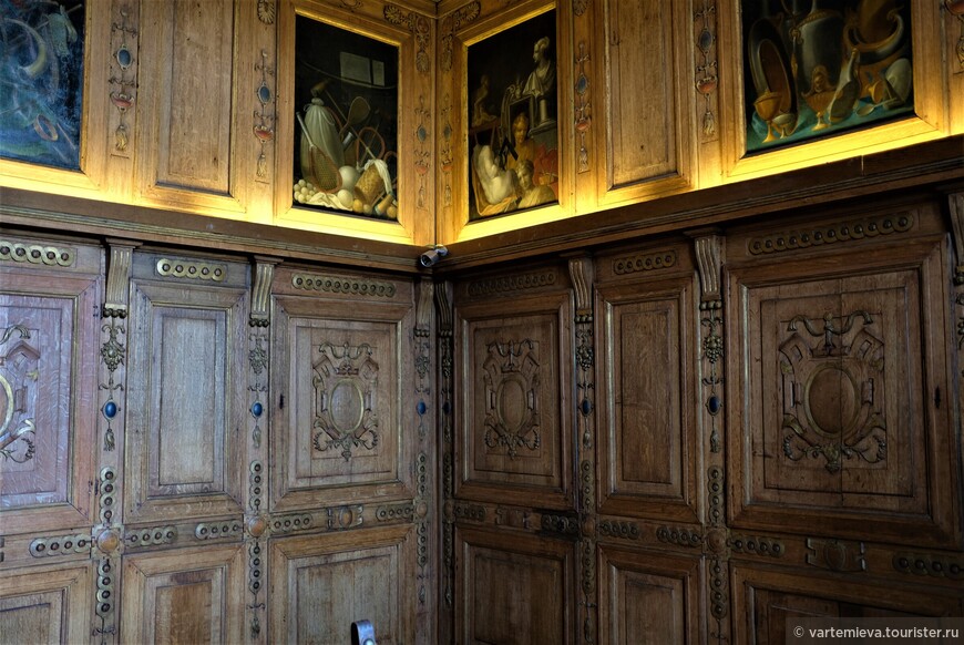Кабинет с колокольчиками заказанный Жаном де Тье в XVI веке и выполненный Сибеком де Карпи, лучшим мастером-краснодеревщиком короля Генриха II.