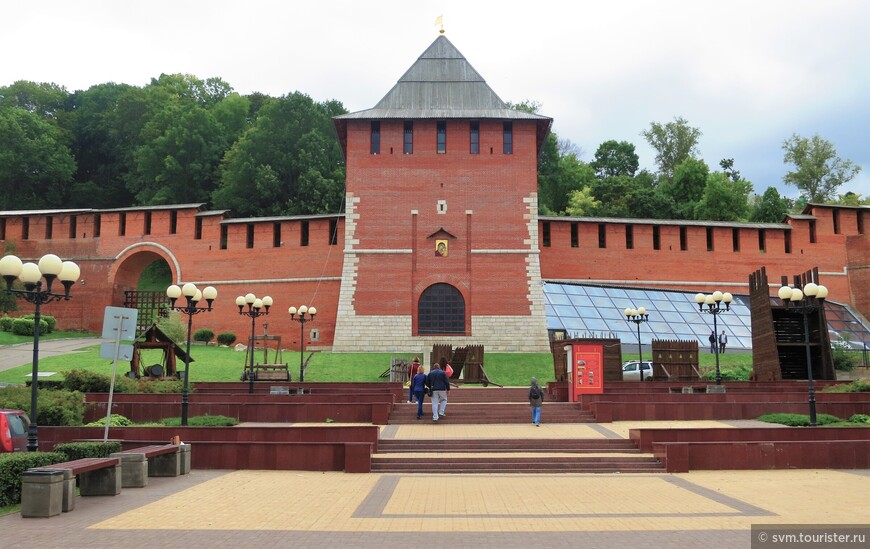 В архивах 17-го века Зачатская башня упоминается как Белая-четвероугольная.Есть у башни и третье название-Живоносновская,по одноименному источнику.