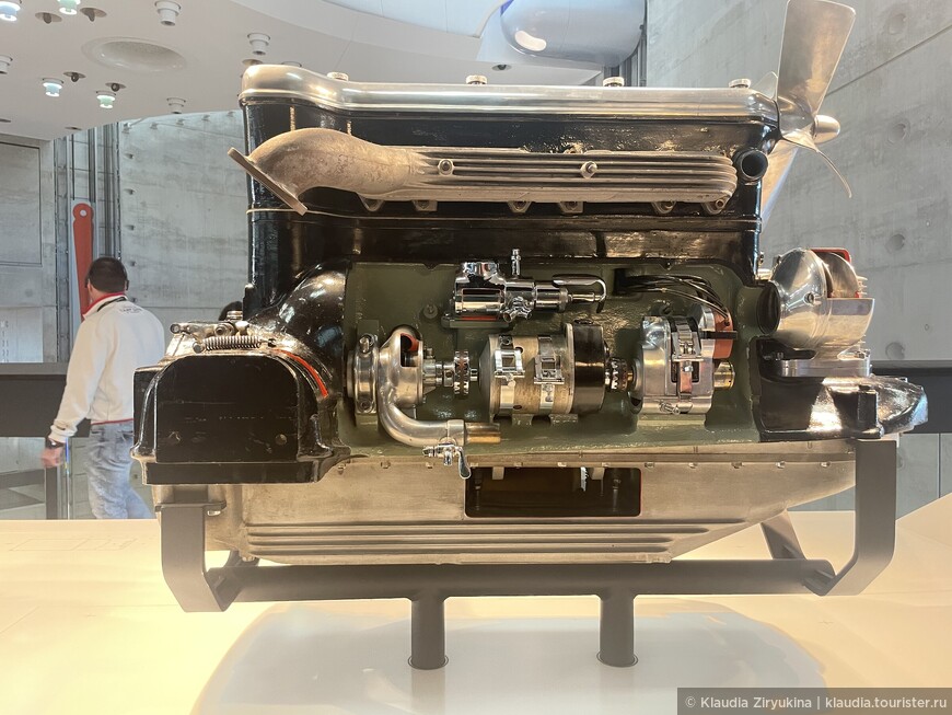 Компрессор Мерседес Бенц двигателя М 836, 1924 года выпуска.  70 л.с. или 100 л.с., 3100 об/мин.