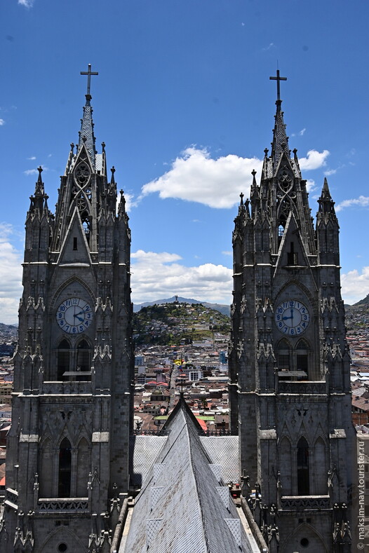 Кито со шпиля базилики Дель-Вото-Насьональ.