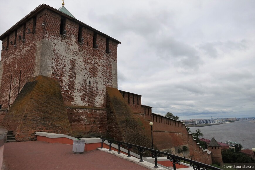 Георгиевская башня вместе с крепостной стеной были подсыпаны грунтом в 18-19 веках на 3-4 метра,в результате оказался засыпанным практически весь нижний ярус башни.