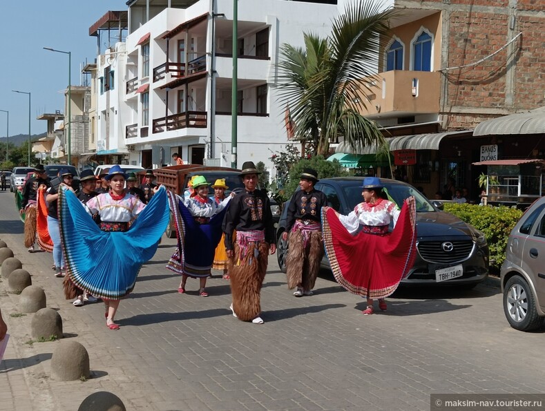 Мини-карнавал в Пуэрто-Лопес.