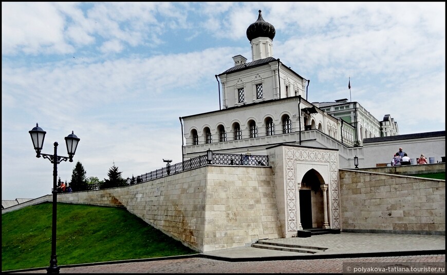 На переднем плане вход в новую усыпальницу казанских ханов, за усыпальницей - Дворцовая церковь.