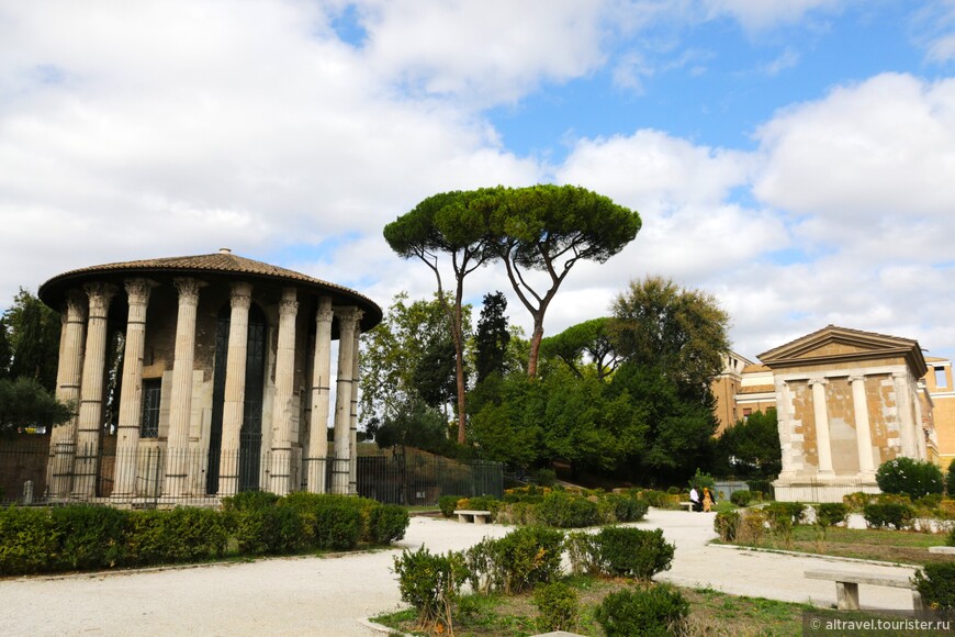 Два римских храма на Бычьем форуме: прямоугольный и круглый.