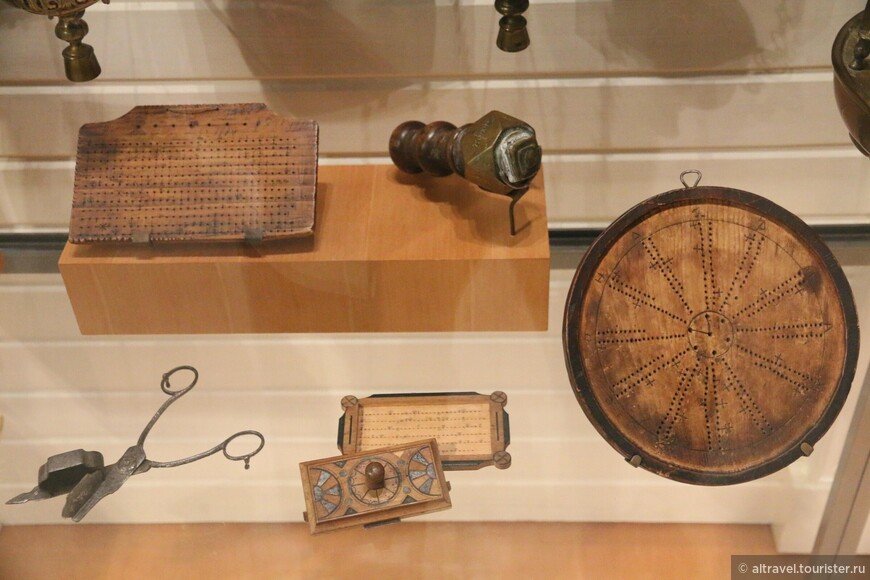 Штифтовые календари. Два прямоугольных - алеутские, круглый - тлинкитский. Из музея Джуно.