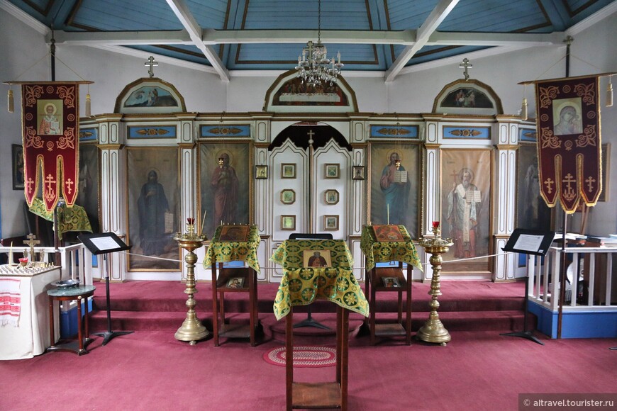 Интерьер церкви. Иконостас и шесть больших икон в нём привезены из России. Сделанный в России иконостас сохранился в ней до сих пор.