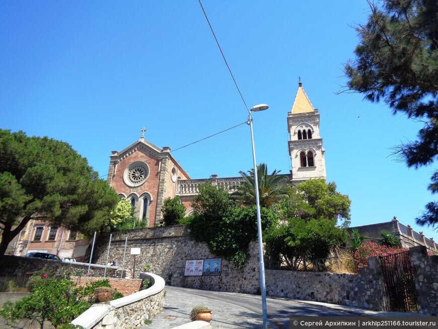 Святилище Мадонны-ди-Монтальто с прекрасной обзорной площадкой на Мессину и пролив между Италией и Сицилией