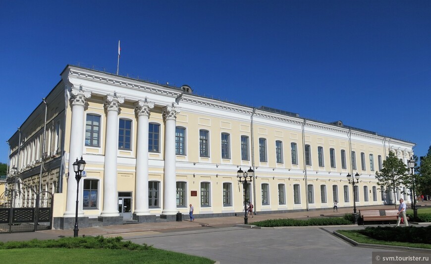 В 1825-1827 годах нижегородский губернский архитектор И.Ефимов осуществил проект расширения дома вице-губернатора,пристроив к южному и дворовому фасадам несколько помещений.
