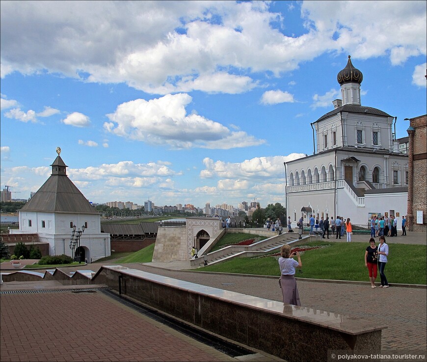 Слева - Тайницкая башня, справа - Дворцовая церковь, в центре за лестницей вход в новую усыпальницу казанских ханов.