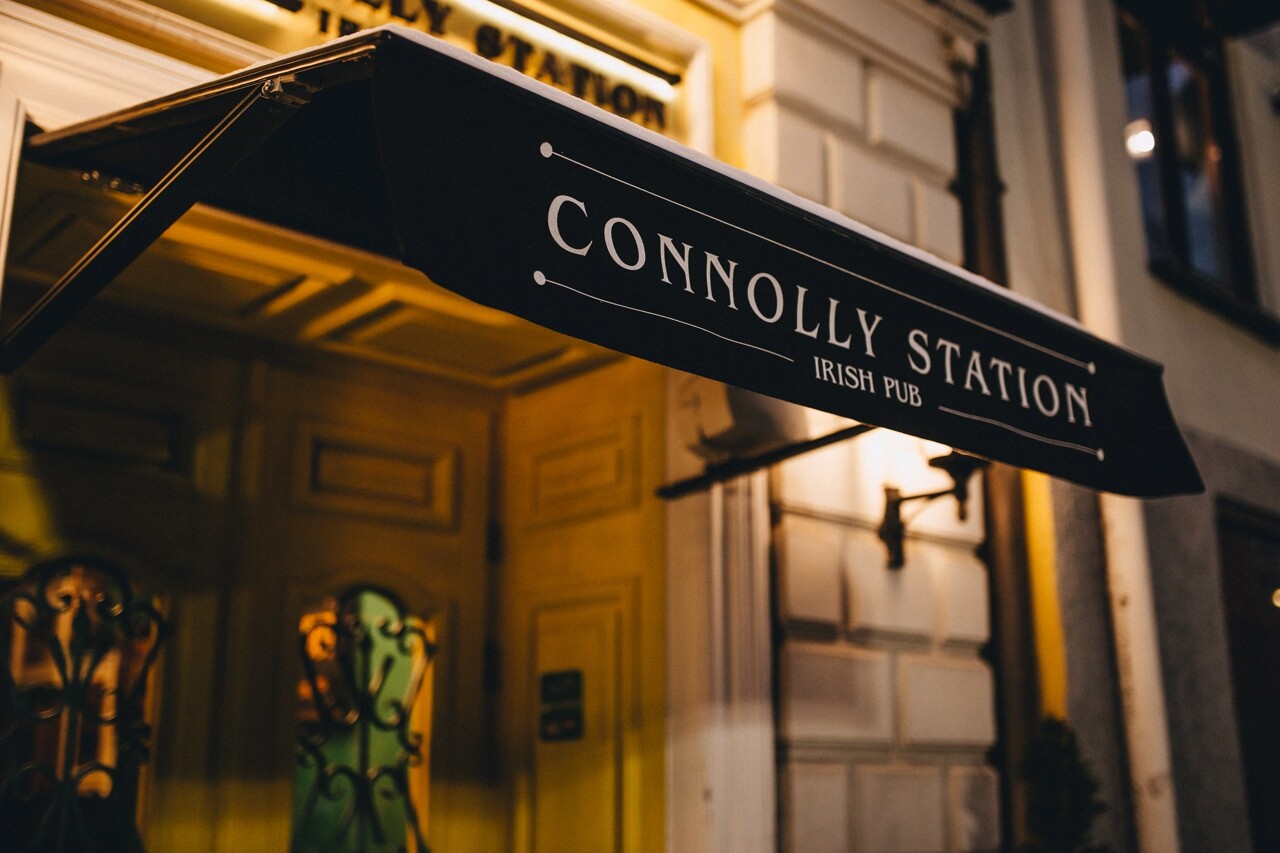 Connolly pub москва. Столешников переулок 8 ирландский паб. Коннолли Стейшен паб. Конноли Стейшн Столешников. Connolly Station, Москва.
