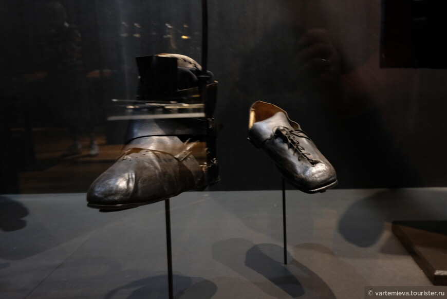 У Таалейрана с детства одна нога была значительно короче другой, и он хромал. Чтобы компенсировать этот недостаток, ему изготавливалась специальная ортопедическая обувь.