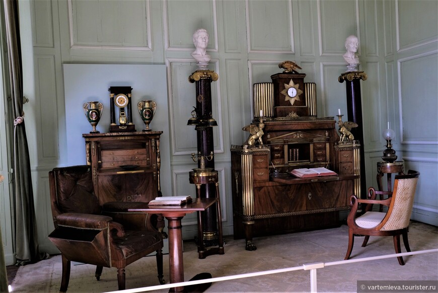 Сохранился рабочий кабинет Талейрана с первоначальной мебелью в стиле ампир.