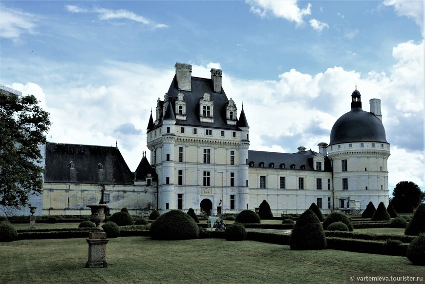 Этот донжон считается самым красивым во Франции. С башни справа началось строительство Валенсэ, она была закончена в 1519 году.