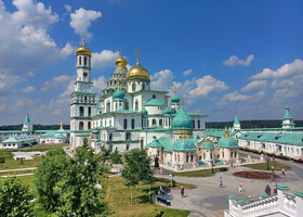 Обойдя монастырские стены по кругу, наконец, захожу внутрь... Восторг да и только... Как хорошо, что можно здесь подняться на гульбище надвратной церкви и окинуть взглядом почти весь ансамбль монастыря. 