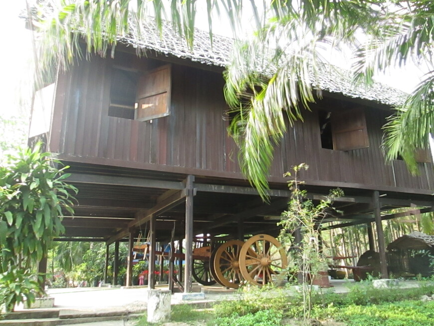 Самый большой музей Янгона — экспозиция штата Карен 