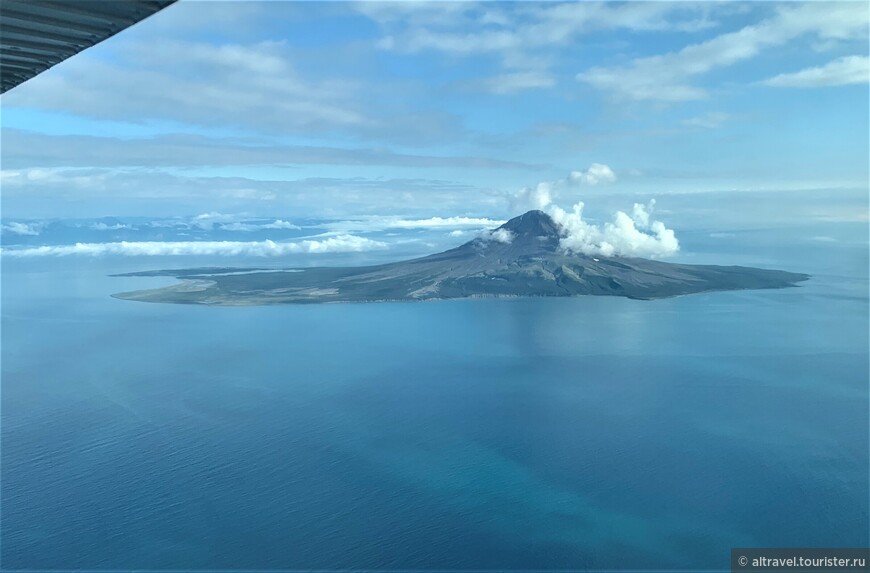 Пожалуй, это была единственная гора, похожая на действующий вулкан, которую мы видели во время полёта в Катмай.