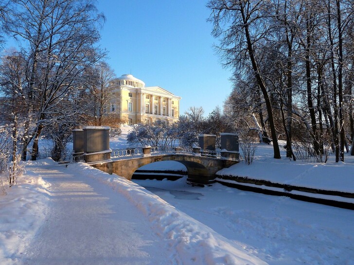 Павловский дворцово-парковый комплекс в снегу