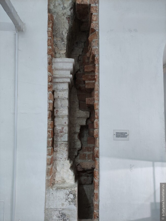 Случайно была обнаружена кладка Успенского собора, специально для туристов оставили фрагменты обходной галереи.