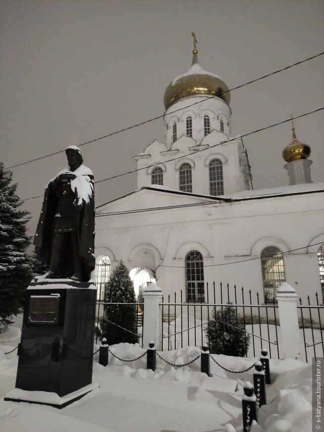 Рождественский собор и памятник Александру Невскому.