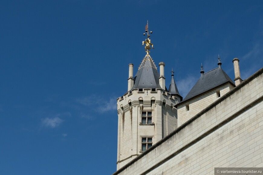 Золотая королевская лилия украшает центральную башню замка. Когда-то ими были увенчаны все башни замка. Конечно же они вернутся на свои места, но реставрационные работы движутся очень медленно.