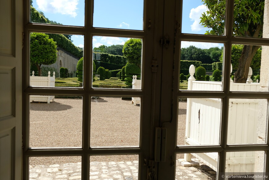 Замок и сады составляют единое целое и из окон любой комнаты можно их увидеть.