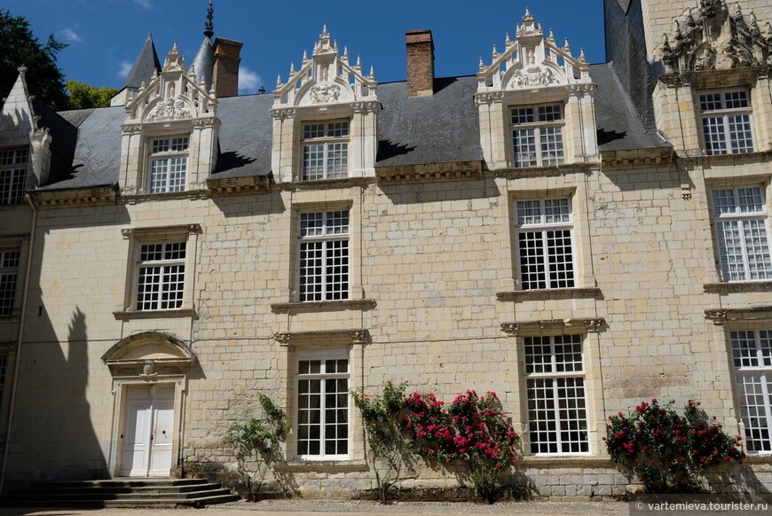 Вид на западное крыло замка из парадного двора. Поразительной красоты люкарны (окна, прорезанные в крыше) – типичный элемент французского ренессанса.