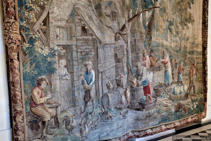 Коллекция гобеленов XVI века развешана на стенах галереи. Это редкий и ценный экземпляр, т.к. обычно на гобеленах изображались мифологические сюжеты, а на этом – сцены из сельской жизни и обычные занятия крестьян.