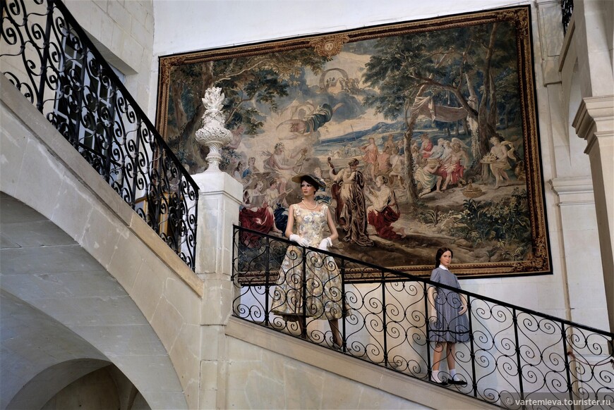 Парадная лестница с коваными перилами появилась в замке в XIX веке. А дамы на ней – из середины ХХ –го. 