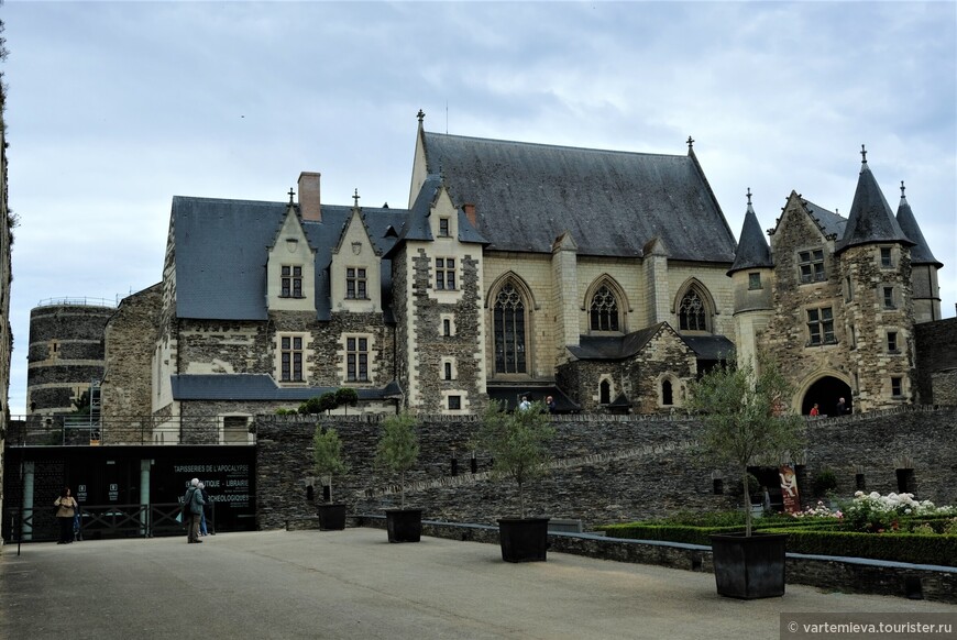 Восстановленные исторические постройки на территории замка.