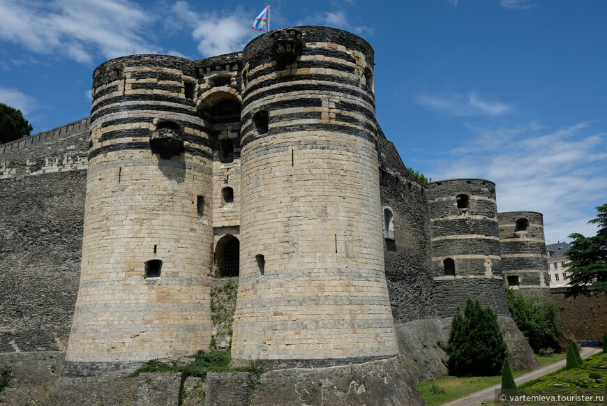 Крепостные стены с башнями были возведены в XIII веке.