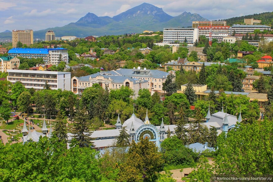 А это шикарный вид на парк, окрестности города и гору Бештау