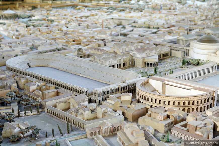 Реконструкция участка древнего Рима со стадионом Домициана и театром Одеон. Справа вверху виден купол Пантеона.