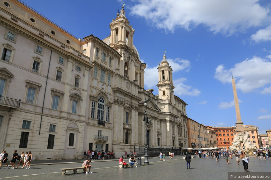 Два главных объекта площади: церковь Св. Агнессы (творение Борромини) и фонтан четырёх рек работы Бернини.

