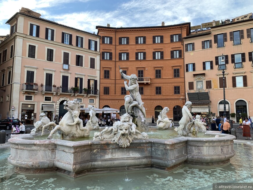 Фонтан Нептуна (Fontana di Nettuno) крупным планом. Бог океана, сражающийся с большим осьминогом, равно как и кони с сиренами и дельфинами, были добавлены в лишь конце 19-го века. Получилось весьма органично  вполне в барочном стиле всей площади.