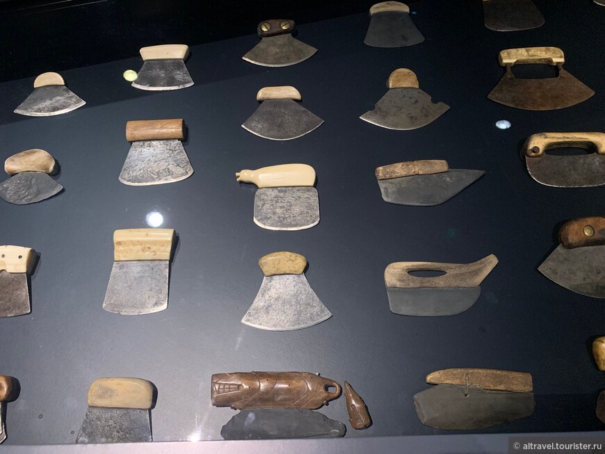 Многофункциональные ножи, или улусы, использовались индейцами в течение нескольких тысяч лет для самых разных целей. Сначала их лезвия были из заточенного камня, во второй половине 19-го века их сменили стальные. Улусы используются индейцами Аляски до сих пор.